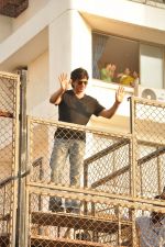 Shahrukh Khan meets fans on his B_day on 2nd Nov 2012 (29).JPG